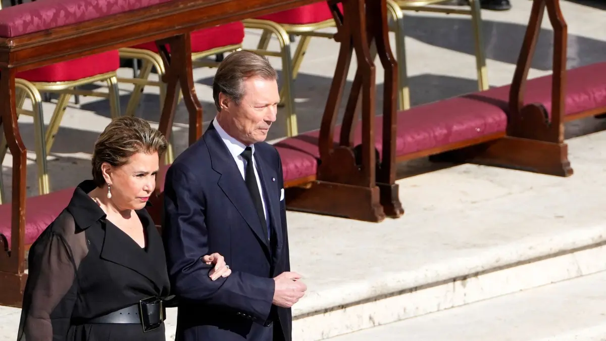Papst Franziskus gestorben - Beisetzung: 26.04.2025, Vatikan, Vatikanstadt: Luxemburgs Großherzog Henri und Großherzogin Maria Teresa kommen zur Beerdigung von Papst Franziskus auf dem Petersplatz im Vatikan. Foto: Markus Schreiber/AP/dpa +++ dpa-Bildfunk +++