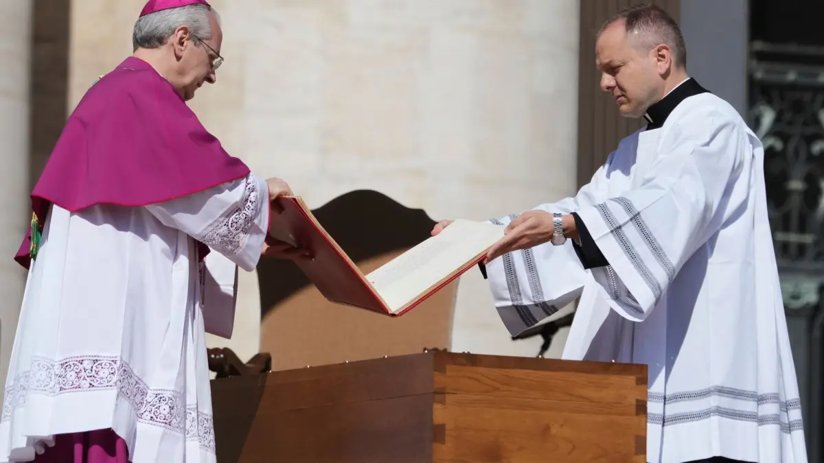 Papst Franziskus gestorben - Beisetzung: 26.04.2025, Vatikan, Vatikanstadt: Der Sarg von Papst Franziskus wird während seiner Beerdigungszeremonie im Vatikan auf den Petersplatz getragen. Foto: Alessandra Tarantino/AP/dpa +++ dpa-Bildfunk +++