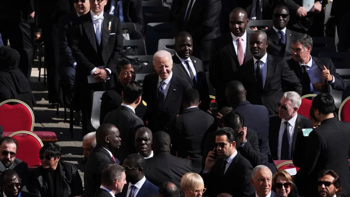 Papst Franziskus gestorben - Beisetzung: 26.04.2025, Vatikan, Vatikanstadt: Der ehemalige Präsident Joe Biden (M) kommt zur Beerdigung von Papst Franziskus auf dem Petersplatz im Vatikan. Foto: Evan Vucci/AP/dpa +++ dpa-Bildfunk +++