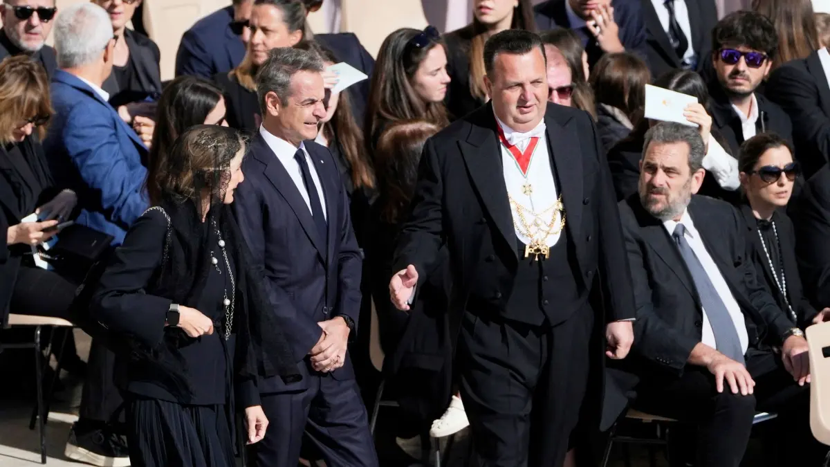 Papst Franziskus gestorben - Beisetzung: 26.04.2025, Vatikan, Vatikanstadt: Kyriakos Mitsotakis, Ministerpräsident von Griechenland, kommt zur Trauermesse für den verstorbenen Papst Franziskus auf dem Petersplatz. Foto: Markus Schreiber/AP/dpa +++ dpa-Bildfunk +++