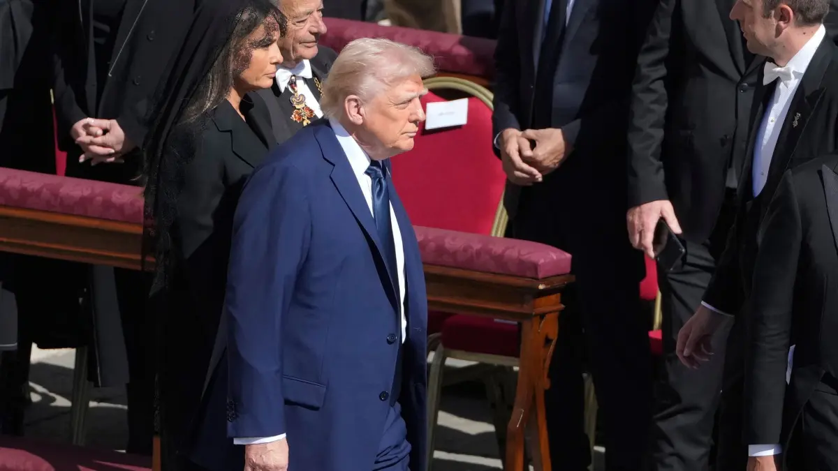 Papst Franziskus gestorben - Beisetzung: 26.04.2025, Vatikan, Vatikanstadt: Präsident Donald Trump und First Lady Melania Trump kommen zur Beerdigung von Papst Franziskus auf dem Petersplatz im Vatikan. Foto: Markus Schreiber/AP/dpa +++ dpa-Bildfunk +++