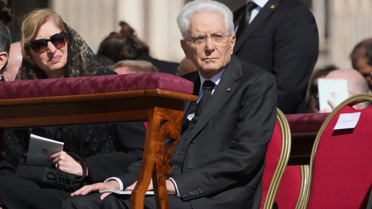Papst Franziskus gestorben - Beisetzung: 26.04.2025, Vatikan, Vatikanstadt: Italiens Staatspräsident Sergio Mattarella und seine Tochter Laura während der Beerdigung von Papst Franziskus auf dem Petersplatz im Vatikan Foto: Alessandra Tarantino/AP/dpa +++ dpa-Bildfunk +++