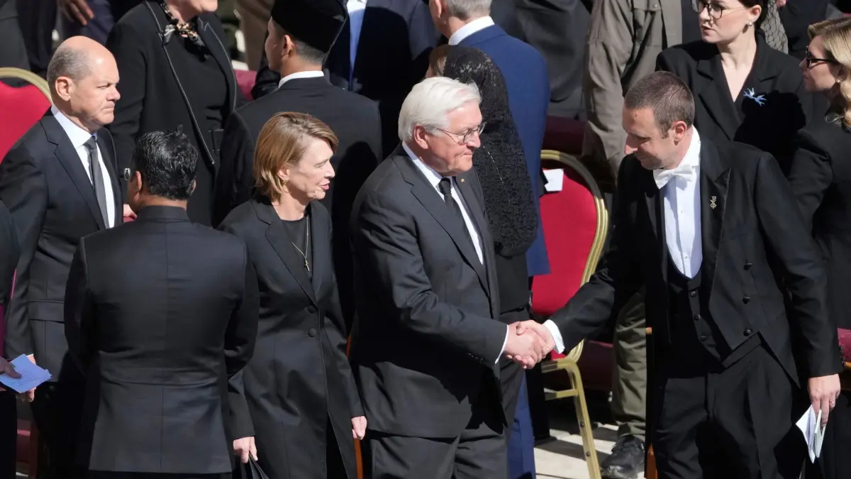 Papst Franziskus gestorben - Beisetzung: 26.04.2025, Vatikan, Vatikanstadt: Bundespräsident Frank Walter Steinmeier (M, v.) und seine Frau Elke Büdenbender kommen zur Beerdigung von Papst Franziskus auf dem Petersplatz im Vatikan an. Foto: Markus Schreiber/AP/dpa +++ dpa-Bildfunk +++