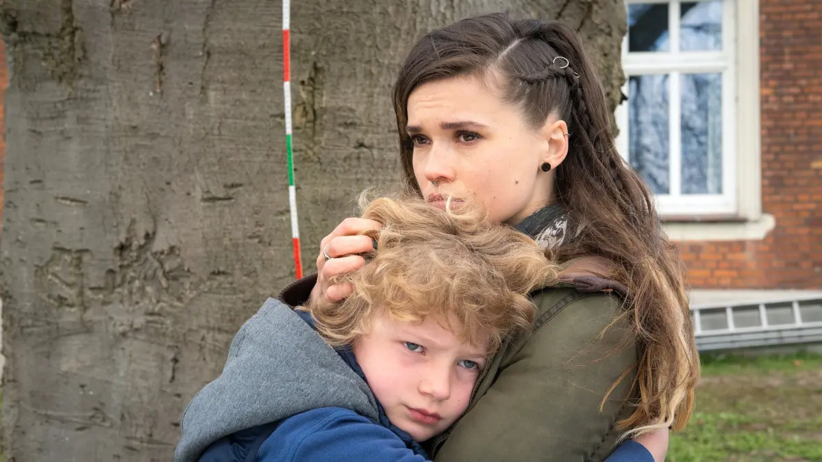 Eva (Zoe Moore) muss für sechs Monate ins Gefängis.