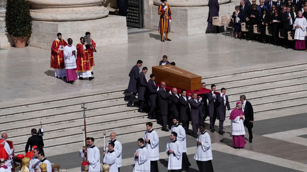 Papst Franziskus gestorben - Beisetzung: 26.04.2025, Vatikan, Vatikanstadt: Der Sarg von Papst Franziskus wird zu seinem Begräbnis auf den Petersplatz im Vatikan getragen. Foto: Gregorio Borgia/AP/dpa +++ dpa-Bildfunk +++