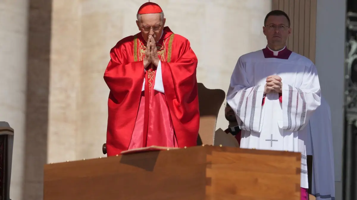 Papst Franziskus gestorben - Beisetzung: 26.04.2025, Vatikan, Vatikanstadt: Der Dekan des Kardinalskollegiums Giovanni Battista Re betet vor dem Sarg während der Beerdigung von Papst Franziskus auf dem Petersplatz im Vatikan. Foto: Alessandra Tarantino/AP/dpa +++ dpa-Bildfunk +++