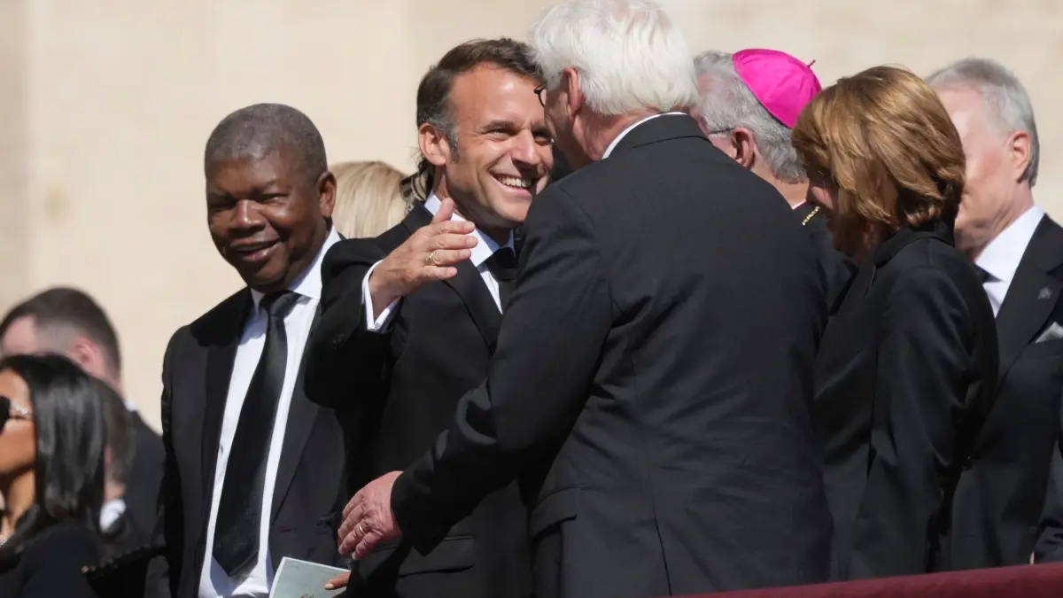 Papst Franziskus gestorben - Beisetzung: 26.04.2025, Vatikan, Vatikanstadt: Der französische Präsident Emmanuel Macron begrüßt den deutschen Bundespräsidenten Frank Walter Steinmeier während der Beerdigung von Papst Franziskus auf dem Petersplatz im Vatikan. Foto: Alessandra Tarantino/AP/dpa +++ dpa-Bildfunk +++
