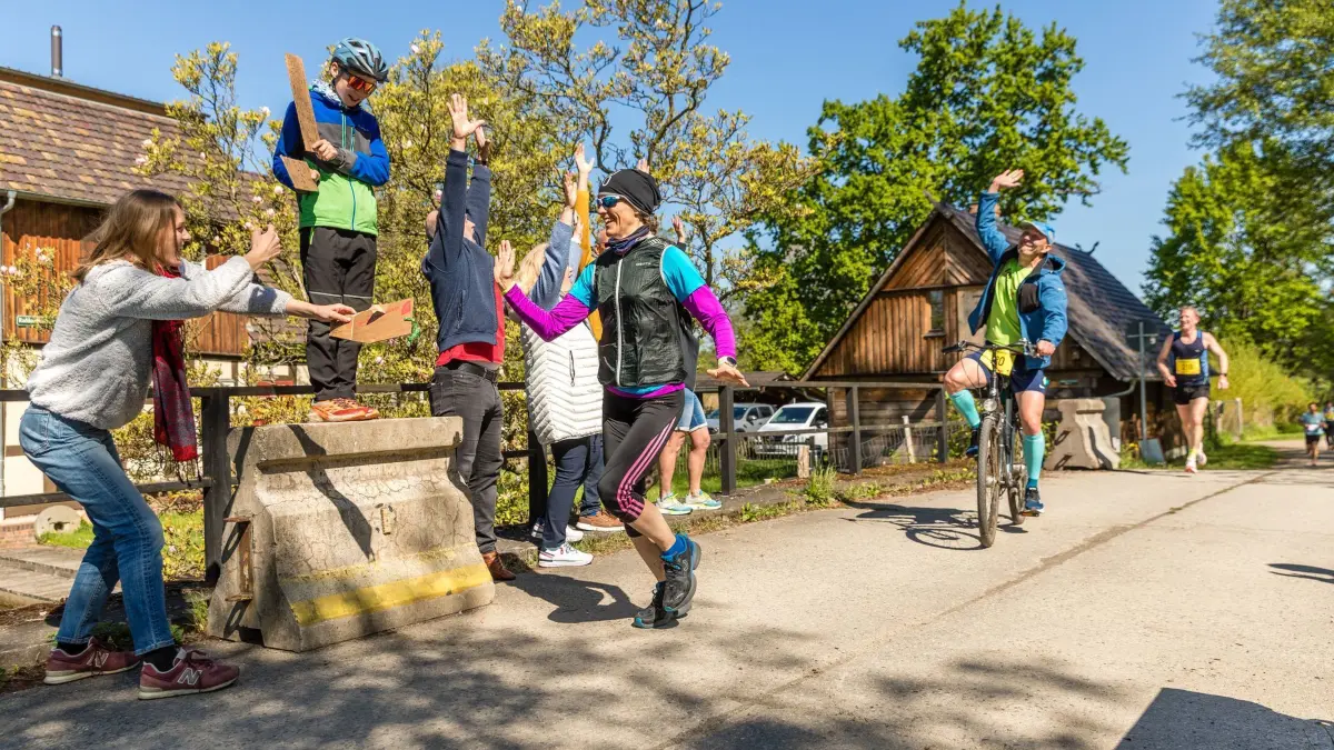 Spreewald-Marathon: 27.04.2025, Brandenburg, Straupitz: Sportlerinnen und Sportler werden beim Spreewaldmarathon von Zuschauern am Straßenrand angefeuert. Das größte Freizeitsport-Ereignis in der Region findet in diesem Jahr bereits zum 23. Mal rund um Burg, Lübbenau und Straupitz statt. Foto: Frank Hammerschmidt/dpa - ACHTUNG: Nur zur redaktionellen Verwendung im Zusammenhang mit der aktuellen Berichterstattung über den Spreewald-Marathon 2025 +++ dpa-Bildfunk +++