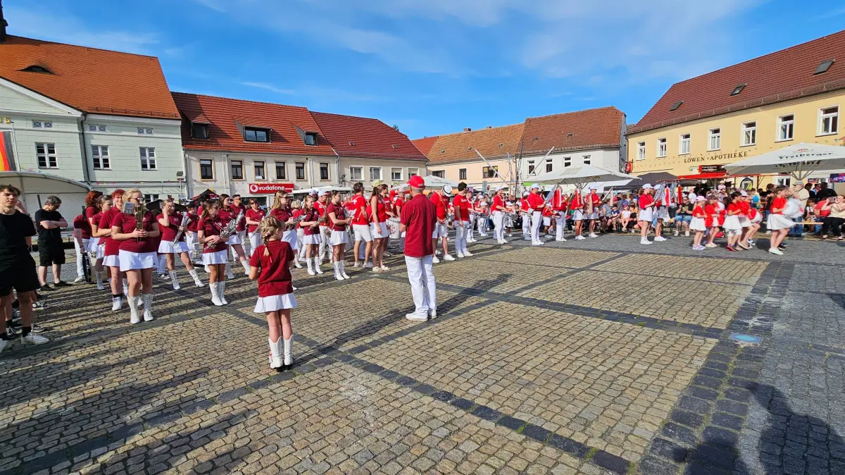 Neben dem Spielmannszug Ortrand zeigen die "Draufgänger-Guggis" aus Meerane, der Spielmannszuges Zabeltitz und der Spielmannszug TV „Deutsche Eiche“ aus Hirschfeld ihr Können auf dem Altmarkt.