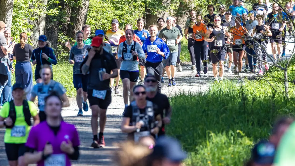 Spreewald-Marathon: 27.04.2025, Brandenburg, Straupitz: Sportlerinnen und Sportler laufen beim Spreewaldmarathon durch die idyllische Spreewaldlandschaft. Das größte Freizeitsport-Ereignis in der Region findet in diesem Jahr bereits zum 23. Mal statt. Foto: Frank Hammerschmidt/dpa +++ dpa-Bildfunk +++