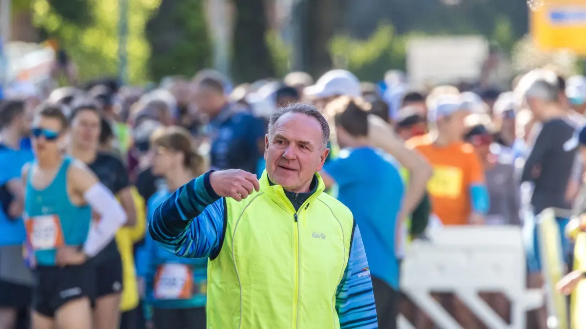 Spreewald-Marathon: 27.04.2025, Brandenburg, Burg (Spreewald): Hans-Joachim Weidner, Cheforganisator des Spreewaldmarathon, steht vor dem Start im Start-Ziel-Bereich. Das größte Freizeitsport-Ereignis in der Region findet in diesem Jahr bereits zum 23. Mal rund um Burg, Lübbenau und Straupitz statt. Foto: Frank Hammerschmidt/dpa +++ dpa-Bildfunk +++