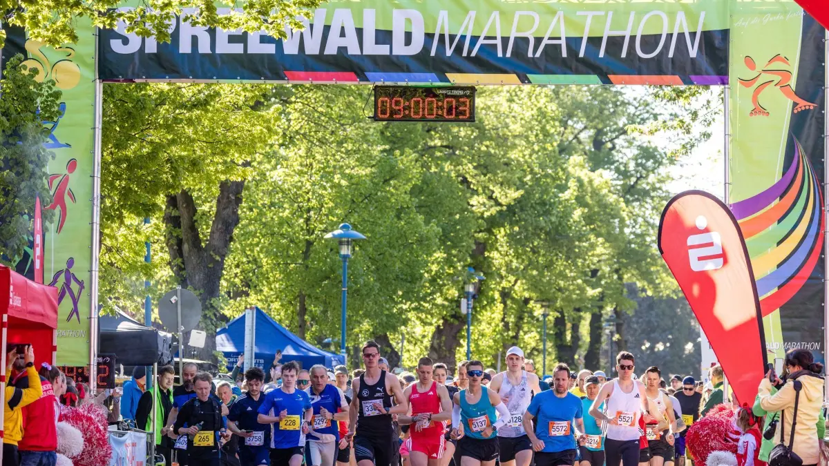 Spreewald-Marathon: 27.04.2025, Brandenburg, Burg (Spreewald): Sportlerinnen und Sportler starten beim Spreewaldmarathon. Das größte Freizeitsport-Ereignis in der Region findet in diesem Jahr bereits zum 23. Mal statt. Foto: Frank Hammerschmidt/dpa +++ dpa-Bildfunk +++