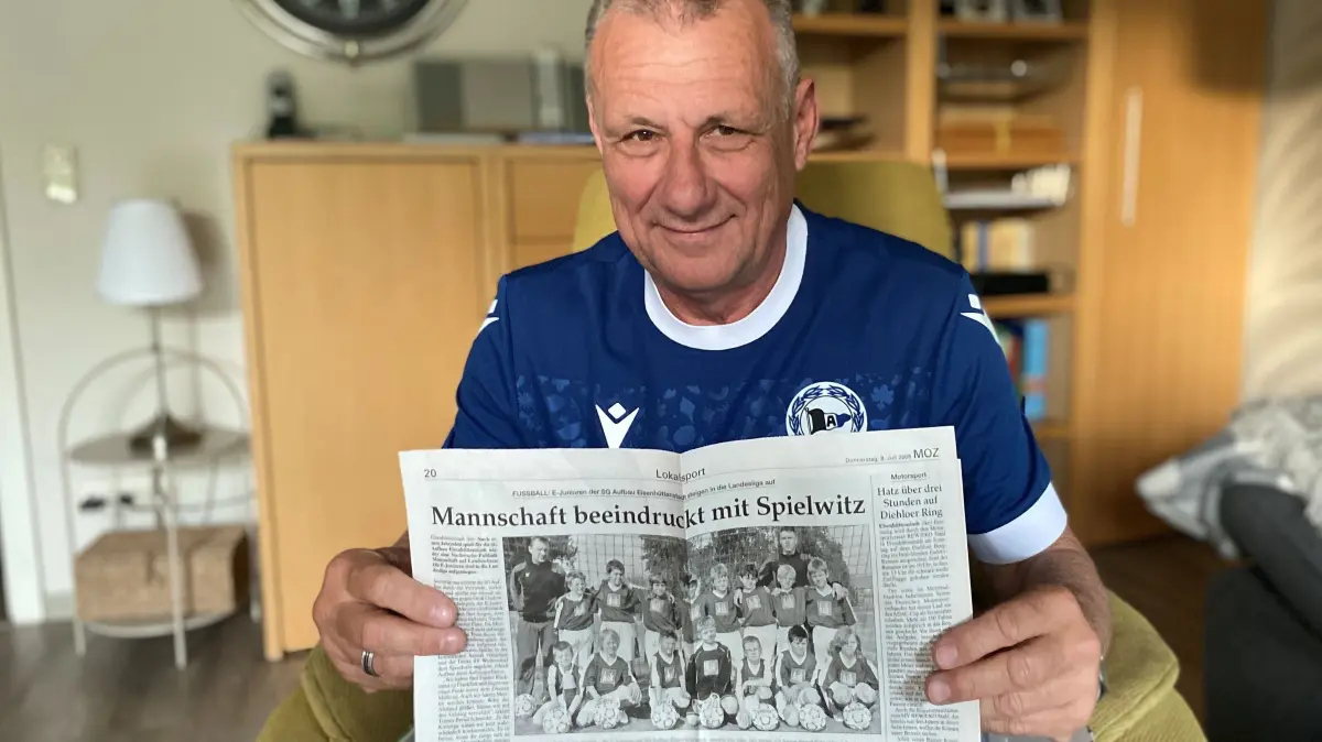 Stolzer Vater: Benrd Schneider hat zusammen mit seiner Frau Gabi zahlreiche Zeitungsartikel über seinen Sohn Leon gesammelt. Darunter sind auch viele Beiträge aus der Märkischen Oderzeitung. Mit Arminia Bielefeld steht der 24-jährige Leon Schneider im DFB-Pokalfinale.