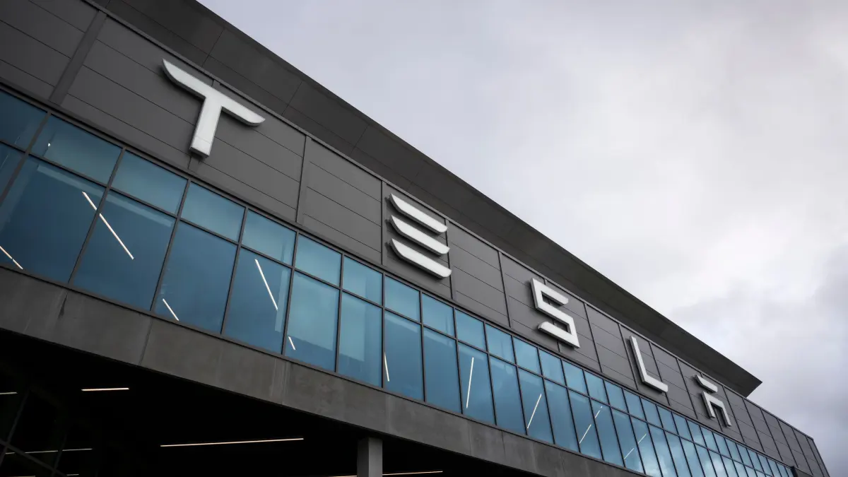 Über dem Eingang der Tesla Fabrik «Gigafactory Berlin-Brandenburg» steht der Schriftzug «Tesla». (zu dpa: «Kein Entsorgungsstopp für Tesla – Eklat nach Verbandsversammlung») +++ dpa-Bildfunk +++