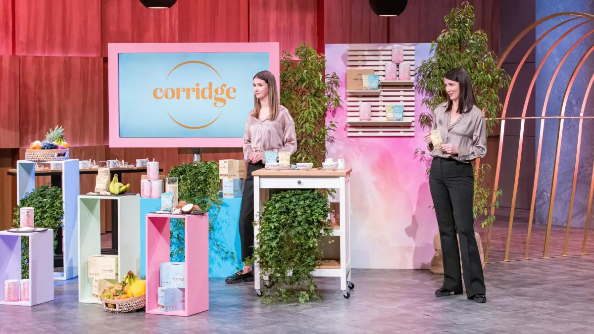 Mirjam Spinnenhirn (r.) und Ellen Spinnenhirn präsentieren ein Porridge mit Kollagenpulver.