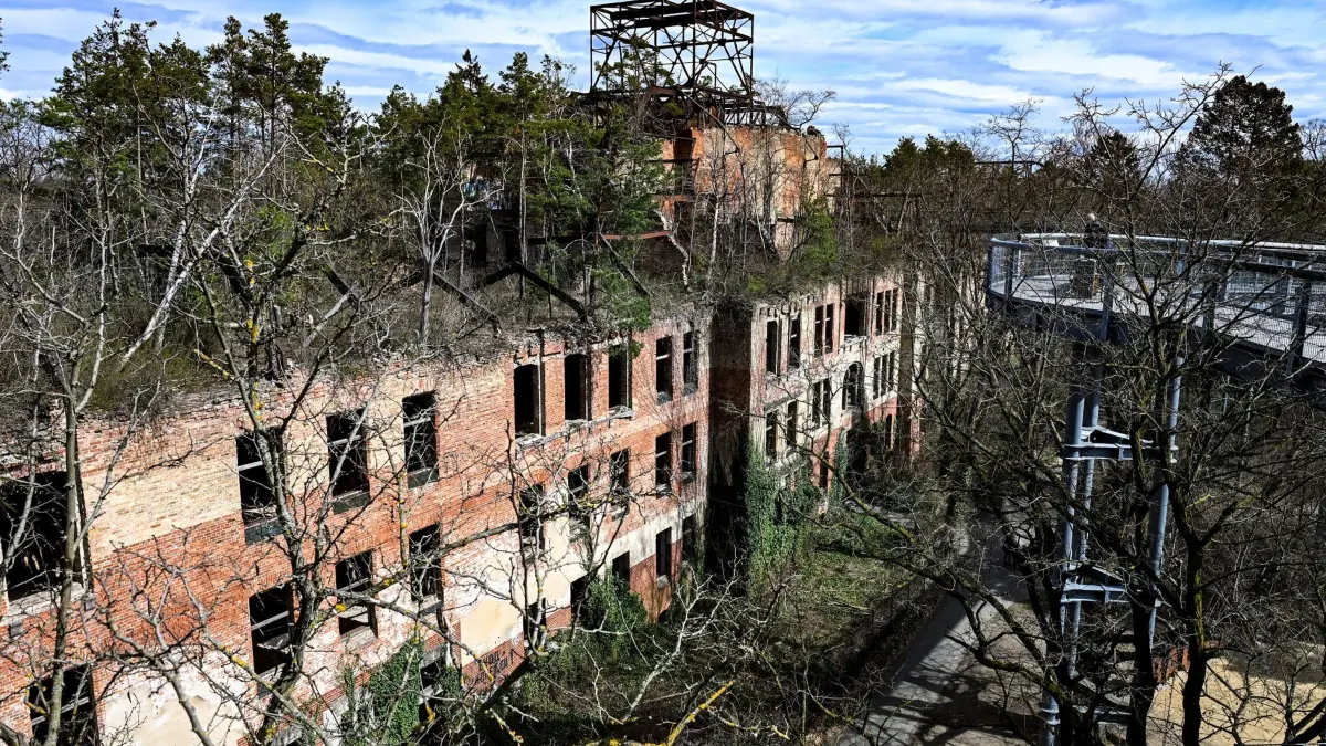 Lost Places - Beelitz-Heilstätten: ARCHIV - 07.04.2025, Brandenburg, Beelitz: Das «Alpenhaus» auf dem Areal der ehemaligen Lungenheilstätten in Beelitz-Heilstätten wird von der Natur zurückerobert. Der weitläufige Gebäudekomplex wurde Ende des 19. Jahrhunderts erbaut. Heute ist er vor allem für seine verlassenen und teilweise verfallenen Gebäude bekannt, die Fotografen, Touristen und Filmteams anziehen. Auf dem Gelände befindet sich auch der 700 Meter lange Baumkronenpfad „Baum und Zeit“." (zu dpa: «Reiz der verlassenen Orte - Land mit vielen Lost Places») Foto: Jens Kalaene/dpa +++ dpa-Bildfunk +++