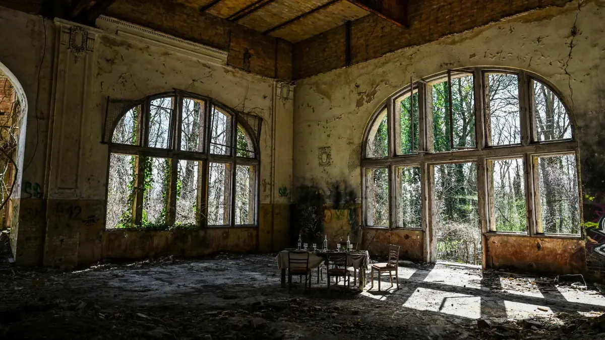 Lost Places - Beelitz-Heilstätten: ARCHIV - 07.04.2025, Brandenburg, Beelitz: Überreste eines Speisesaals sind im verfallenen „Alpenhaus" auf dem Areal der ehemaligen Lungenheilstätten in Beelitz-Heilstätten zu sehen. Der weitläufige Gebäudekomplex wurde Ende des 19. Jahrhunderts erbaut. Heute ist er vor allem für seine verlassenen und teilweise verfallenen Gebäude bekannt, die Fotografen, Touristen und Filmteams anziehen. Auf dem Gelände befindet sich auch der 700 Meter lange Baumkronenpfad „Baum und Zeit“." (zu dpa: «Reiz der verlassenen Orte - Land mit vielen Lost Places») Foto: Jens Kalaene/dpa +++ dpa-Bildfunk +++