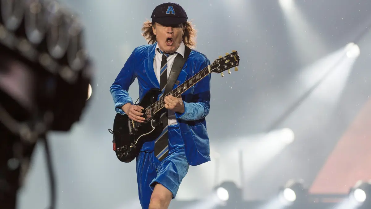 Auch in Blau ein Blickfang: Angus Young mit Schuluniform