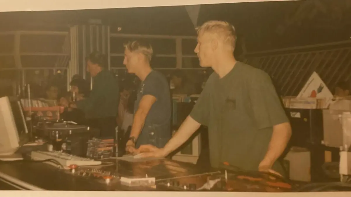 Manche Partys in den Schuldiskotheken wurden von jungen Menschen eigenständig organisiert. Die Leidenschaft für neue Musik verbindet die Szene kurz nach der Wende.