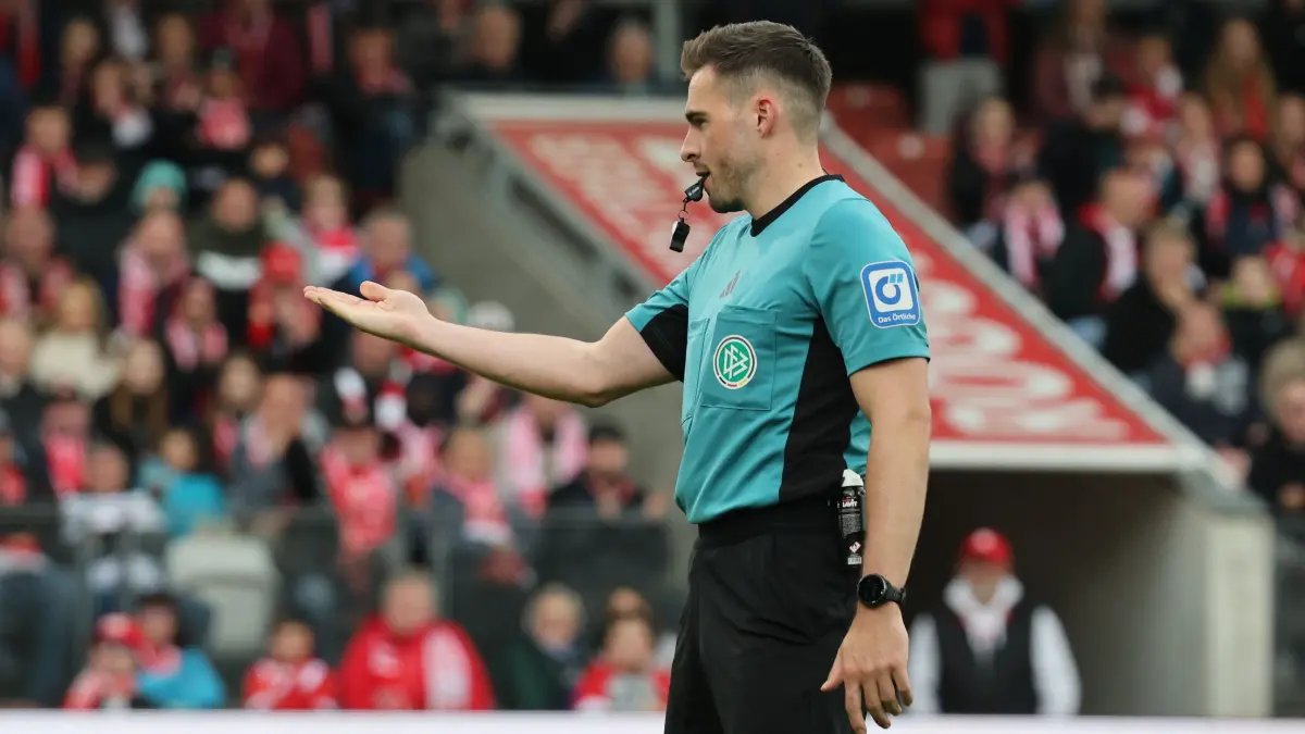 Fussball 3. Liga 2024/2025 FC Energie Cottbus - SV Waldhof Mannheim: Schiedsrichter Tom Bauer pfeift Elfmeter für Cottbus