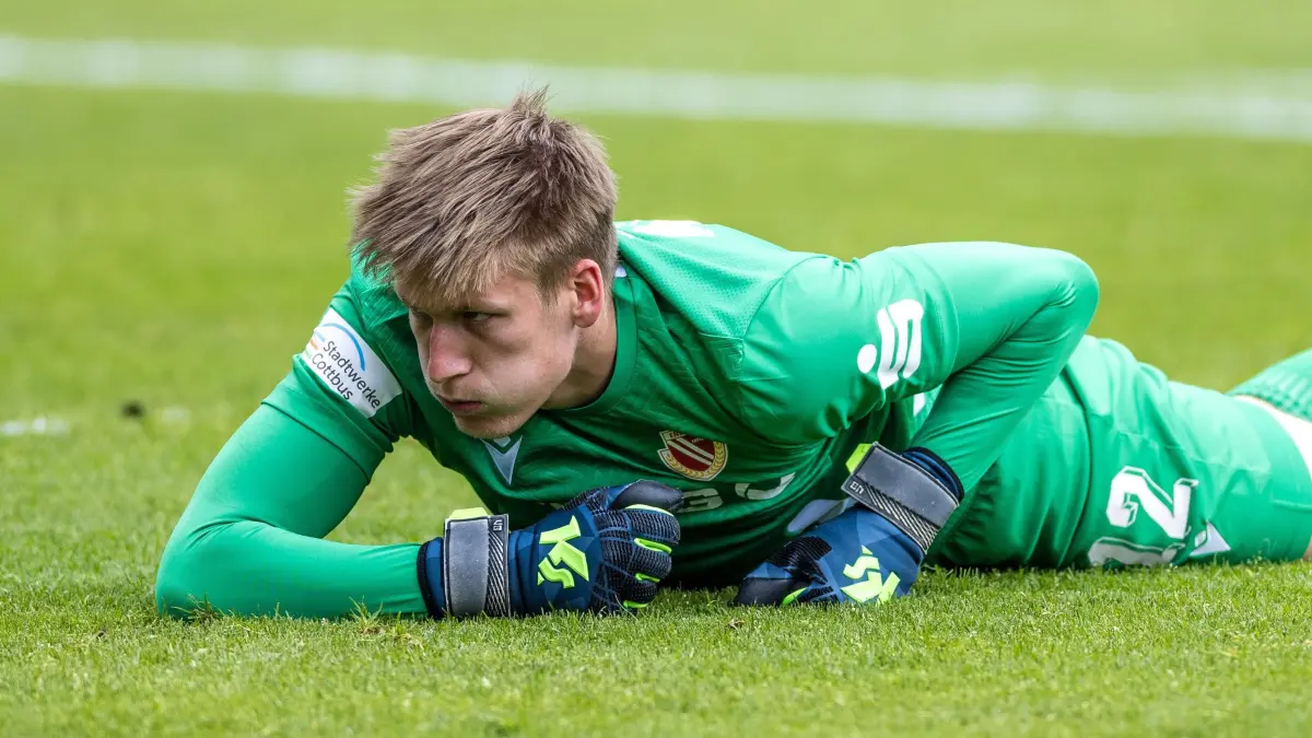 3. Liga Saison 2024/25 FC Energie Cottbus vs. SV Waldhof Mannheim: 3. Liga Saison 2024/25 FC Energie Cottbus vs. SV Waldhof Mannheim: Der Cottbuser Torwart Elias Bethke liegt am Boden.