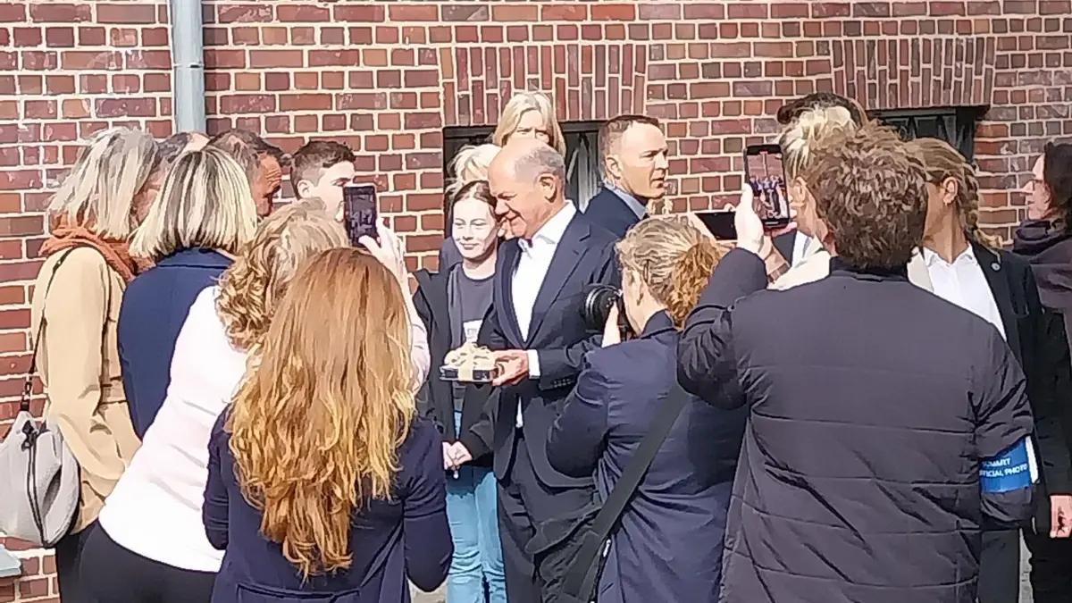 Bundeskanzler Olaf Scholz an seinem letzten Arbeitstag am Humboldt-Gymnasium in Eichwalde.