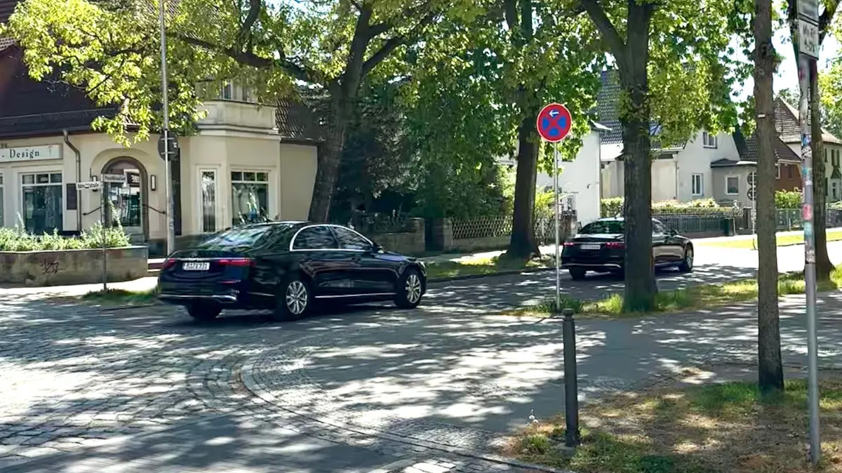 Die Fahrzeuge der Kolonne von Bundeskanzler Olaf Scholz in Eichwalde.