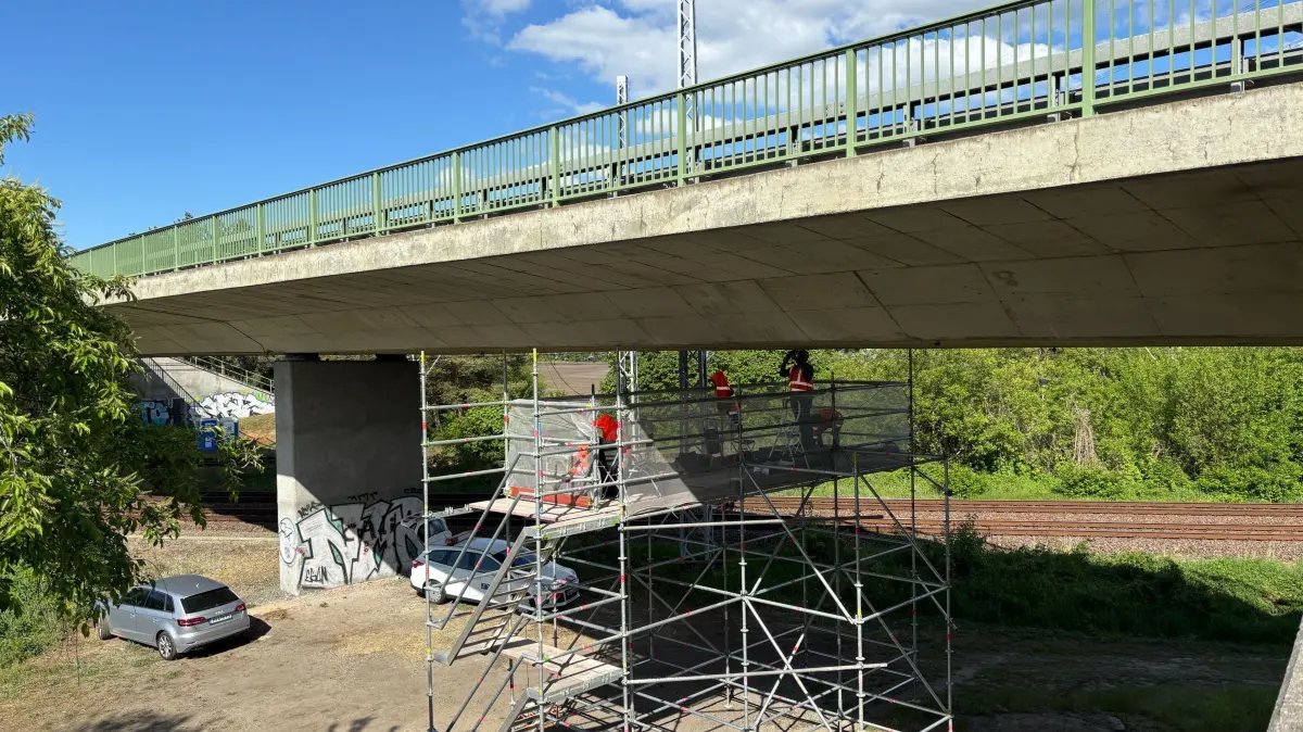 Auch unter der Brücke wird derzeit das verwendete Material genau überprüft. Die Arbeiten sollen in den nächsten Tagen abgeschlossen werden.