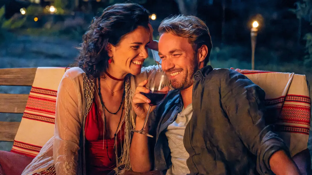 Smilla (Maxine Kazis) hat sich Hals über Kopf in Love (Max Woelky) verguckt.