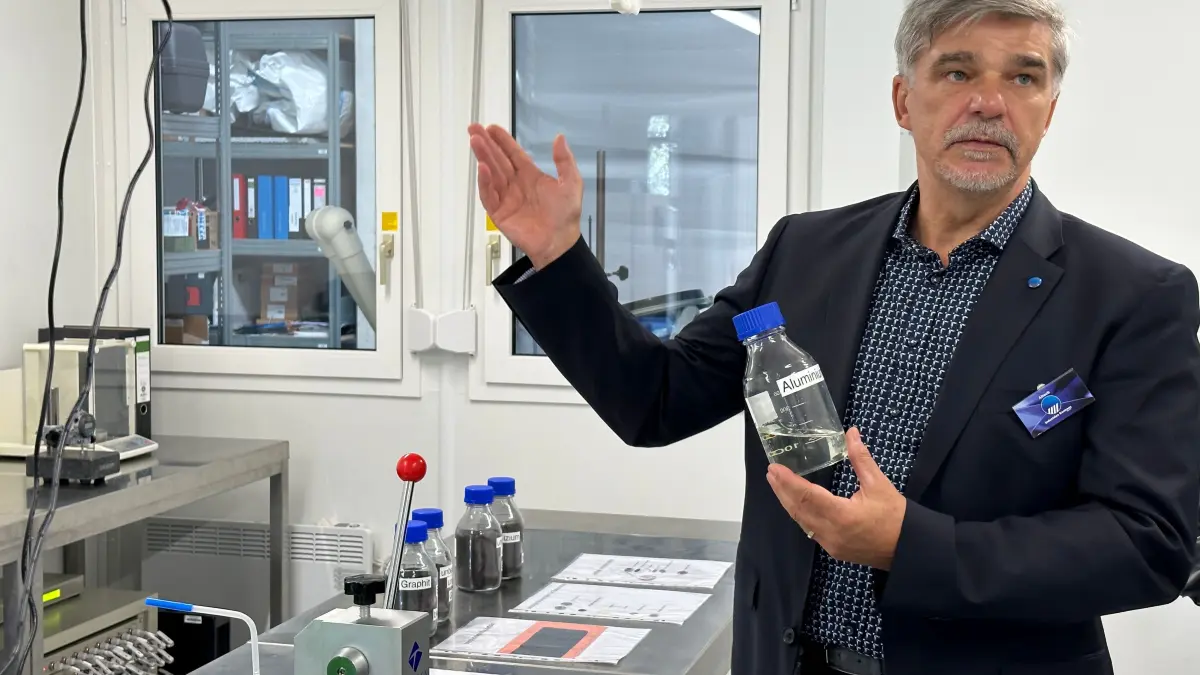 Carsten Baumeister, Altech-Standortleiter im Industriepark Schwarze Pumpe, in der Silumina Anodes-Pilotanlage.
