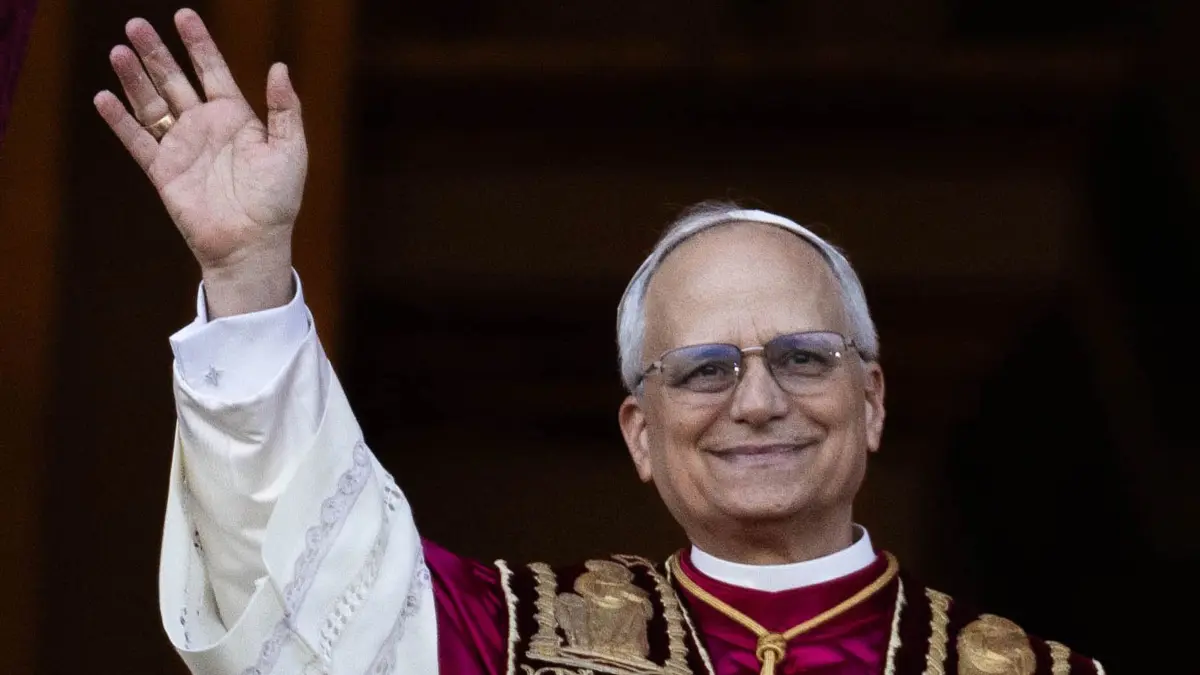 Neuer Papst Leo XIV.: 08.05.2025, Vatikan, Vatikanstadt: Wiederholung mit engerem Bildausschnitt. Der neu gewählte Papst Leo XIV., der US-Amerikaner Robert Prevost, erscheint nach dem Konklave auf dem Balkon des Petersdoms im Vatikan und winkt. Foto: Oliver Weiken/dpa +++ dpa-Bildfunk +++