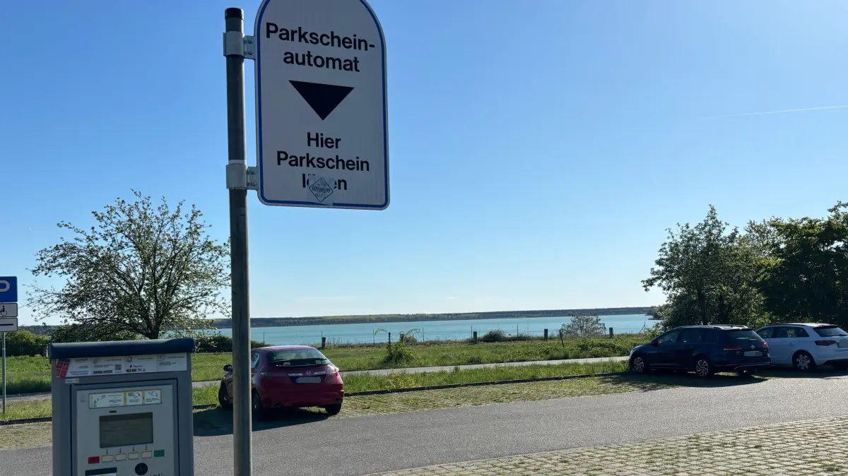 Einer der drei Parkplätze an der Zufahrtsstraße zum schwimmenden Haus ist zumindest befestigt. Rund 150 Stellflächen stehen dort zur Verfügung.