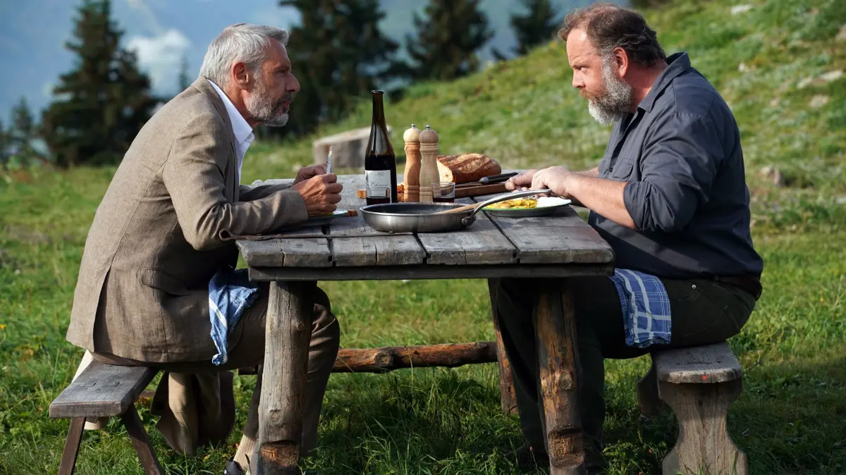 Zwischen Pierre (Grégory Gadebois, re.) und dionysischen Tech-Champion Vincent (Lambert Wilson, li.) entsteht eine besondere Freundschaft.