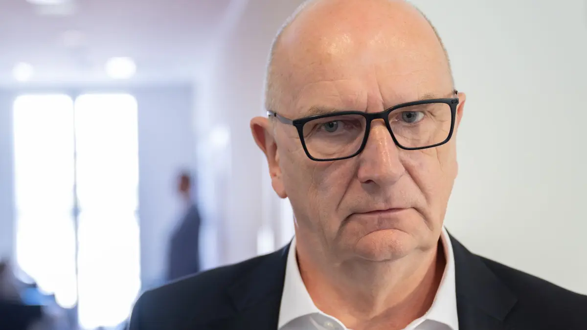 Nach den Fraktionssitzungen im Brandenburger Landtag: 13.05.2025, Brandenburg, Potsdam: Dietmar Woidke (SPD), Ministerpräsident von Brandenburg, kommt nach der Fraktionssitzung aus dem Sitzungssaal und beantwortet Fragen der wartenden Journalisten. Foto: Soeren Stache/dpa +++ dpa-Bildfunk +++
