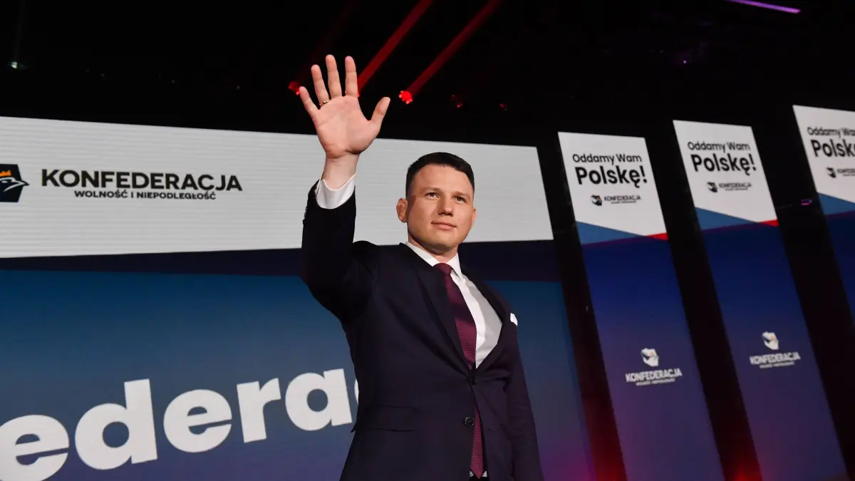 Der rechte polnische Politiker Slawomir Mentzen spricht während eines politischen Kongresses in Warschau. (Zur dpa-Berichterstattung über die ultrarechte Partei Konfederacja und die Situation vor der kommenden Wahl in Polen") +++ dpa-Bildfunk +++