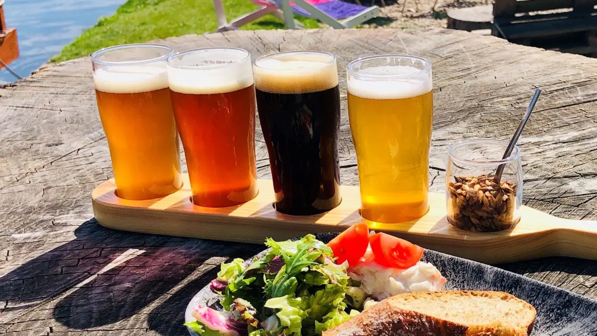 Das "Brauerei Gasthaus" in Woltersdorf liegt idyllisch an Schleuse und See. Dort gibt es selbst gebrautes Bier und deftige Küche.