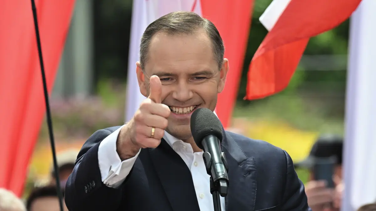 Karol Nawrocki, Leiter des Instituts des Nationalen Gedenkens (IPN) und Kandidat bei den Präsidentschaftswahlen 2025, bei einem Treffen mit Anwohnern in Kielce. Karol Nawrocki, der offiziell als unabhängiger Kandidat antritt, wird von Polens konservativer Hauptoppositionspartei Recht und Gerechtigkeit (PiS) unterstützt. Die Polen werden am 18. Mai 2025 ihren nächsten Präsidenten wählen. +++ dpa-Bildfunk +++