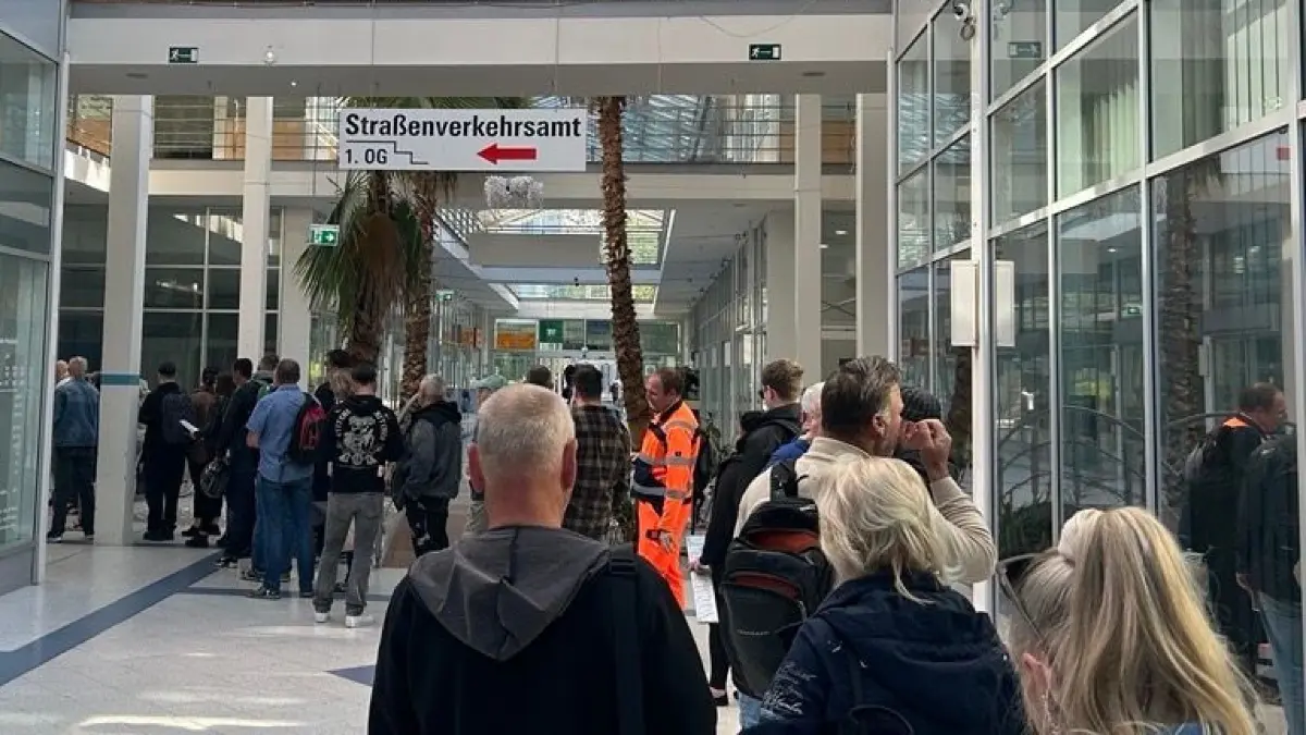In Königs Wusterhausen und Lübben müssen Besucher lange warten, um ihr Auto zuzulassen. Auch mit Termin. Was tut das Straßenverkehrsamt dagegen?