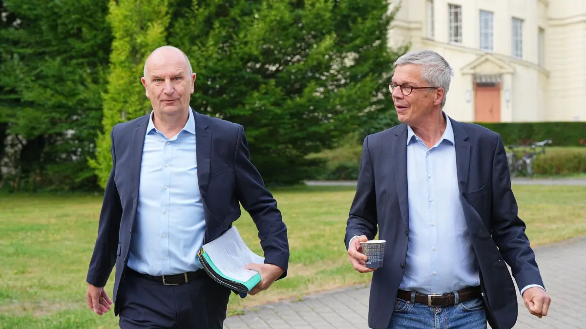 Ex-Regierungssprecher Engels übt Kritik an Staatskanzlei: ARCHIV - 19.07.2023, Brandenburg, Potsdam: Dietmar Woidke (l, SPD), Ministerpräsident von Brandenburg, kommt im Hof der Staatskanzlei begleitet von Regierungssprecher Florian Engels (r) zu seiner traditionellen Sommerreise mit Pressevertretern. (zu dpa: «Ex-Regierungssprecher Engels übt Kritik an Staatskanzlei») Foto: Soeren Stache/dpa +++ dpa-Bildfunk +++