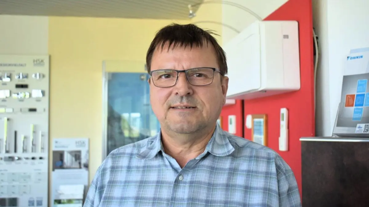 Steffen Schulz aus Guben kennt sich aus mit Pelletheizungen. Der Dipl.-Ing. (FH) für Heizungs-, Lüftungs- und Sanitärtechnik ist Geschäftsführer der Arno Schulz GmbH im Gewerbegebiet Guben-Deulowitz. Er setzt Künstliche Intelligenz zur Verbesserung der Kundenkommunikation ein.