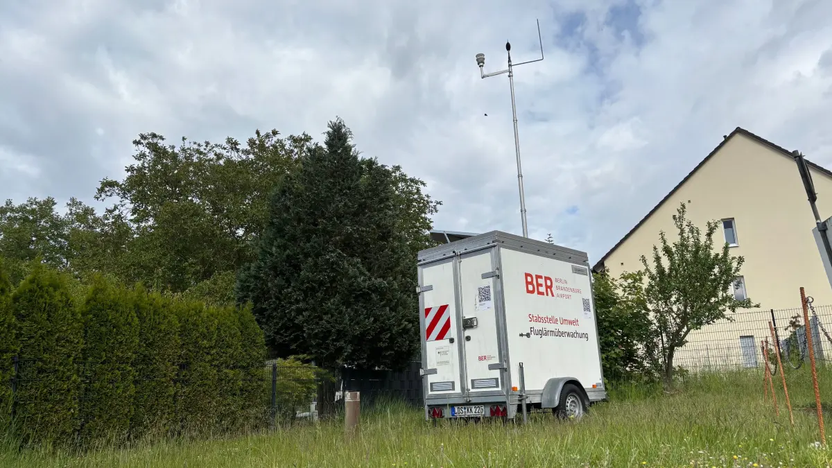 Mobile Messstation für Fluglärm in Waltersdorf beim Flughafen BER