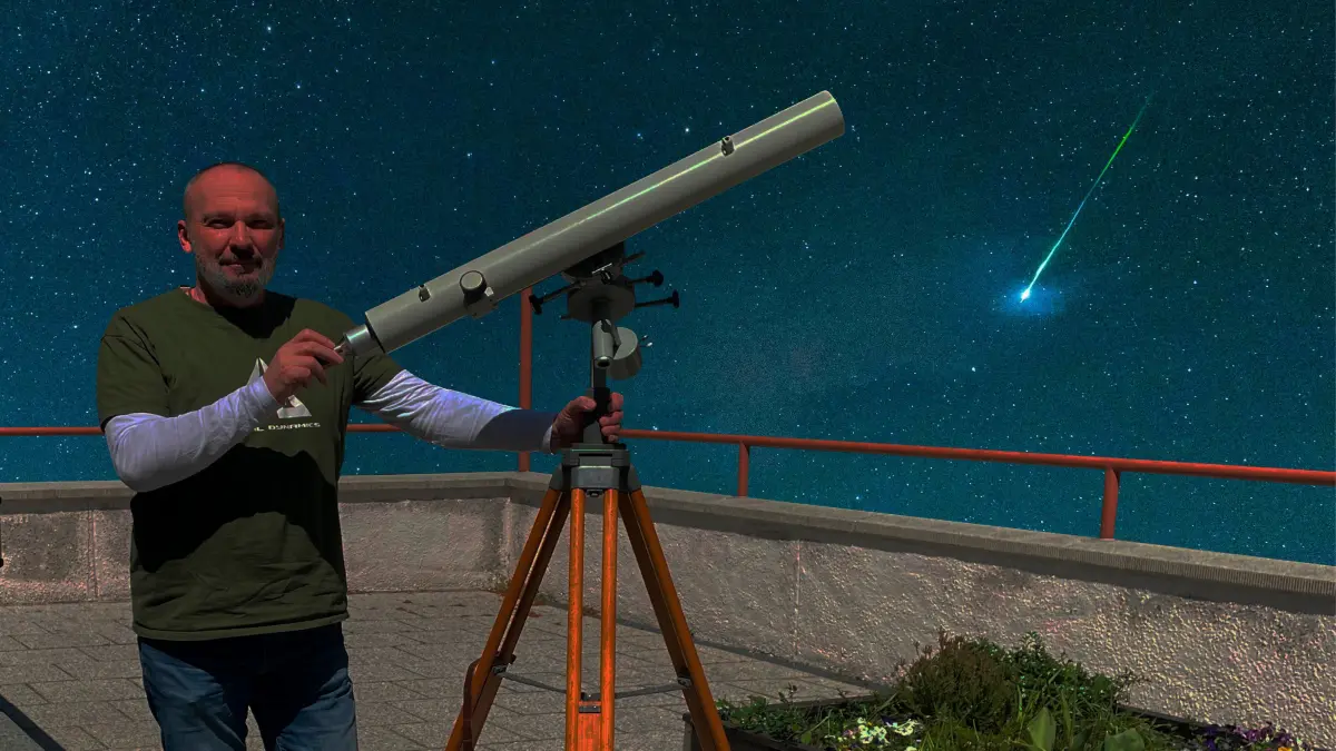 Der neue Leiter des Planetariums in Cottbus, Patrick Smialowski steht an dem Teleskop. Berichte zu Ufo-Sichtungen nehmen deutschlandweit zu. Das sind seine Erklärungen.