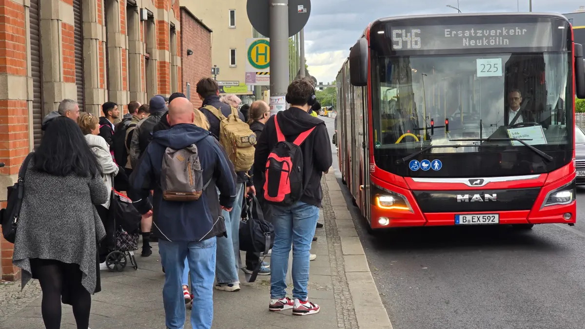Schienenersatzverkehr auf der Linien S45/S46/S47/S9. Busse warten in Schöneweide