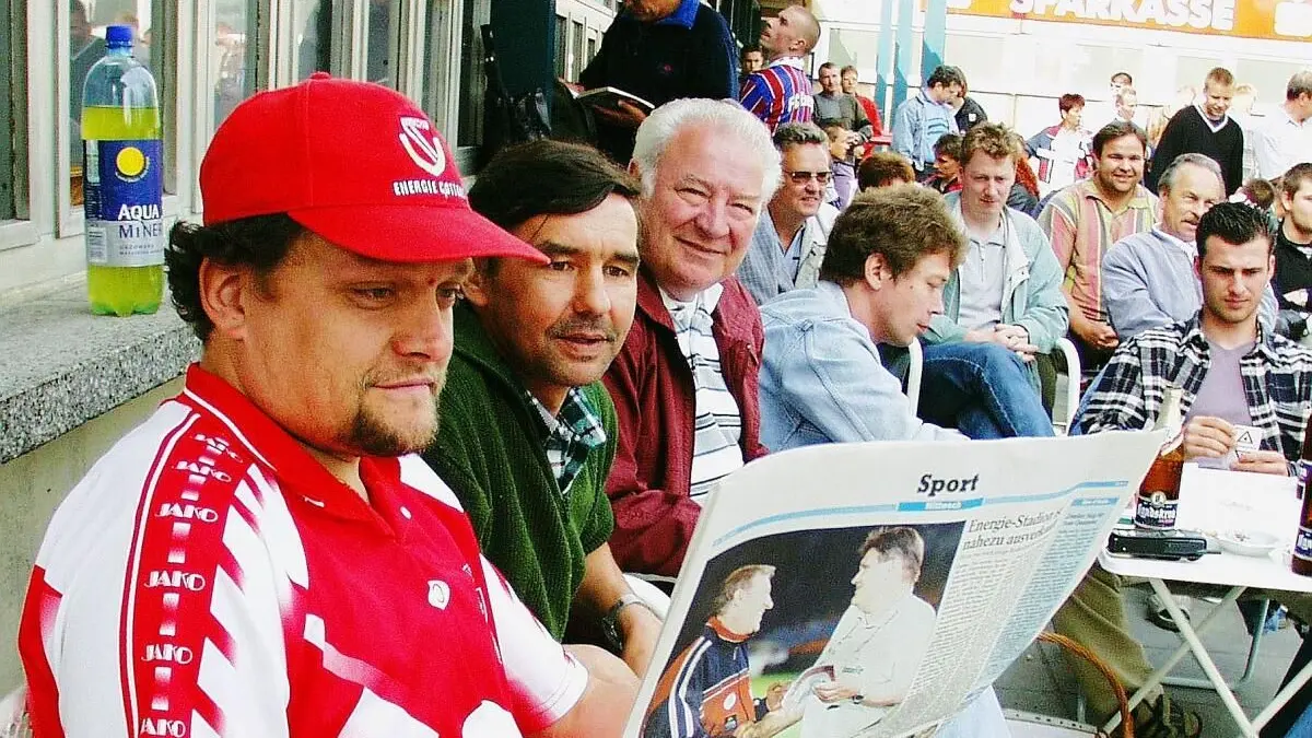 24. Mai 2000: Warten auf Karten: Andreas Gutsche (im Vordergrund) führte gestern die Schlange der FCE-Fans auf dem Stadionvorplatz an. Er hatte sich bereits früh um 4:10 Uhr eingefunden, um noch Tickets zu ergattern.