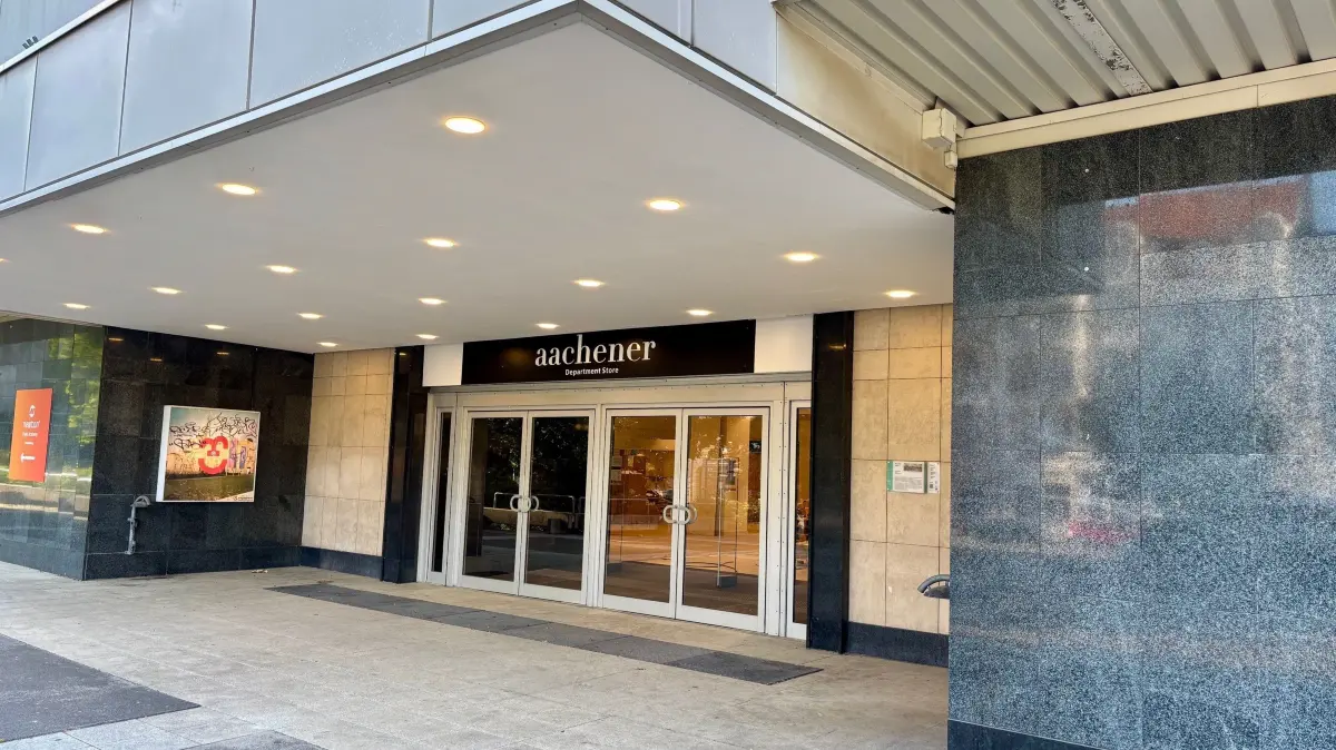 Noch steht der Name des alten Betreibers, Aachener am Haupteingang des Kaufhauses in Cottbus. Doch im Innern wird bereits eingeräumt. Hoffmann-Möbel wird der Nachfolger.