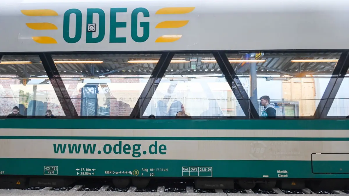 Ungewohntes Bild zwischen Cottbus und Zittau: Ein GTW des Herstellers Stadler hält am Bahnhof Weißwasser. Die Triebwagen werden normalerweise auf der Strecke Cottbus Forst eingesetzt, müssen aber Lücken stoppen, weil Desiro Classic sechs Wochen nach einem Unfall bei Spremberg noch in der Werkstatt ist.