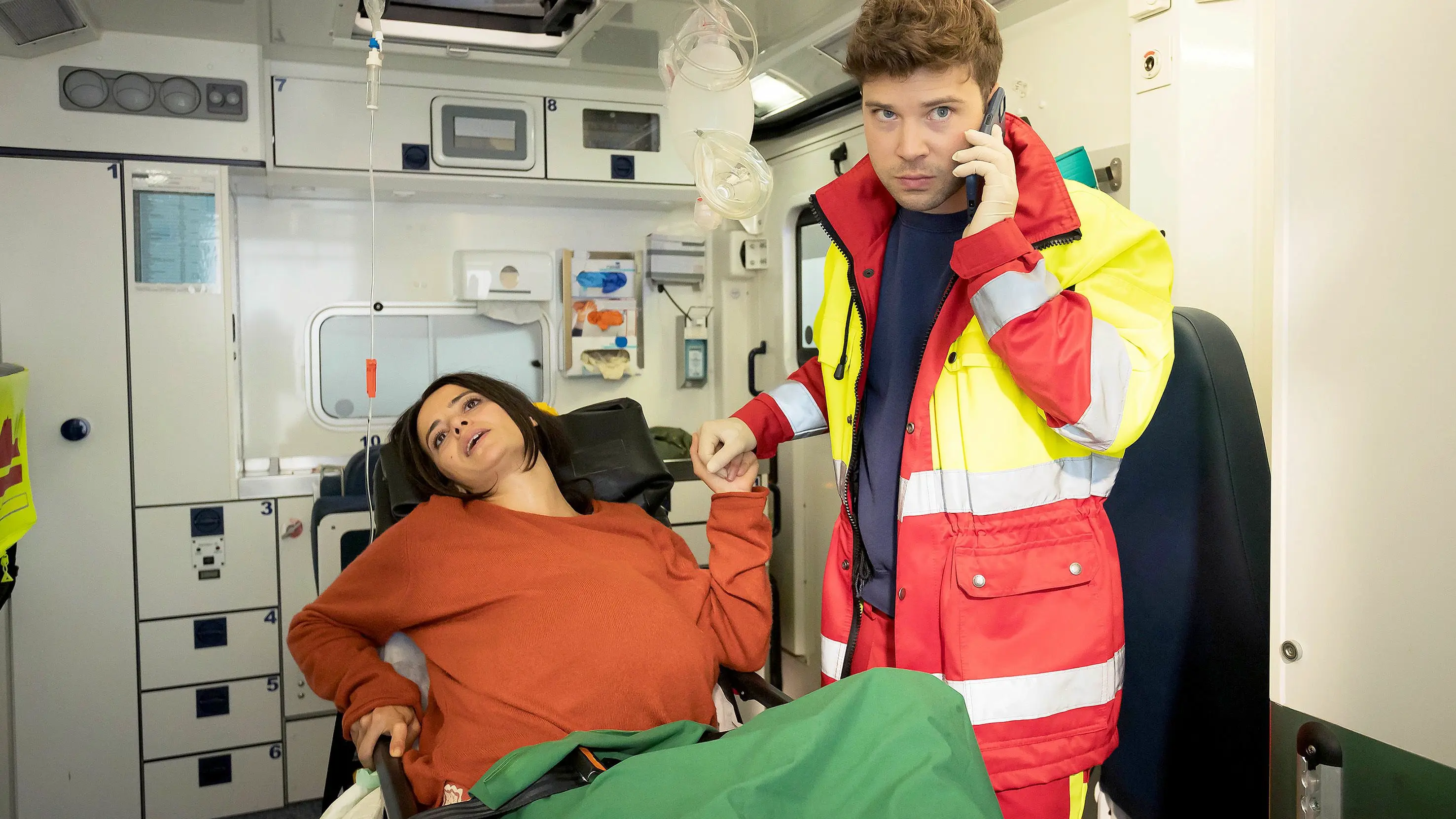 ARD/MDR IN ALLER FREUNDSCHAFT 1096, "Brief aus der Vergangenheit", am Dienstag (27.05.25) um 21:00 Uhr im ERSTEN. Ab 20.05.2025, 21:00 Uhr in der ARD-Mediathek.
Kris Haas (Jascha Rust) hat die aus Syrien geflohene, hochschwangere Fadila Awad (Eman Dwagy) im RTW. Sie sind kurz vor der Sachsenklinik, doch das Baby ist schneller. Kris muss es im RTW unter telefonischer Anleitung zur Welt bringen.
© MDR/Saxonia Media/Rudolf Wernicke, honorarfrei - Verwendung gemäß der AGB im engen inhaltlichen, redaktionellen Zusammenhang mit genannter MDR-Sendung bei Nennung "Bild: MDR/Saxonia Media/Rudolf Wernicke" (S2+). MDR/HA Kommunikation, 04360 Leipzig, Tel: (0341) 300 6477 oder - 6463