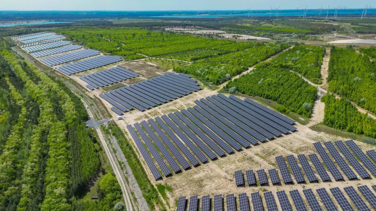 Erneuerbare Energien statt Braunkohle: 21.05.2025, Brandenburg, Jänschwalde: Der Solarpark auf der Deponie des ehemaligen Braunkohletagebaus Jänschwalde der Lausitz Energie Bergbau AG (LEAG) (Luftaufnahme mit einer Drohne). Der Wandel der Energielandschaft von fossilen hin zu erneuerbaren Energiequellen im Lausitzer Revier nimmt weiter Gestalt an. Im Tagebau Jänschwalde wird sichtbar wie eine nachhaltige Landschaftsgestaltung mit dem Aufbau erneuerbarer Energien Hand in Hand gehen kann. Auf einer der größten Landschaftsbaustellen in Brandenburg trifft LEAG derzeit umfangreiche planerische und bauliche Vorbereitungen für die Entstehung von drei Bergbaufolgeseen. In Sichtweite dieser Landschaftsbauarbeiten treibt LEAG zeitgleich den Bau von PV- und Windparks voran. Während im künftigen Windpark Forst Briesnig II die ersten Türme der insgesamt 17 zu errichtenden Windenergieanlagen aufgebaut werden, konnte die Errichtung des Solarparks Deponie Jänschwalde bereits erfolgreich abgeschlossen werden und stehen die Bauarbeiten für den PV-Park Bohrau in den Startlöchern. Foto: Patrick Pleul/dpa/ZB - Honorarfrei nur für Bezieher des Dienstes ZB-Funkregio Ost +++ ZB-FUNKREGIO OST +++