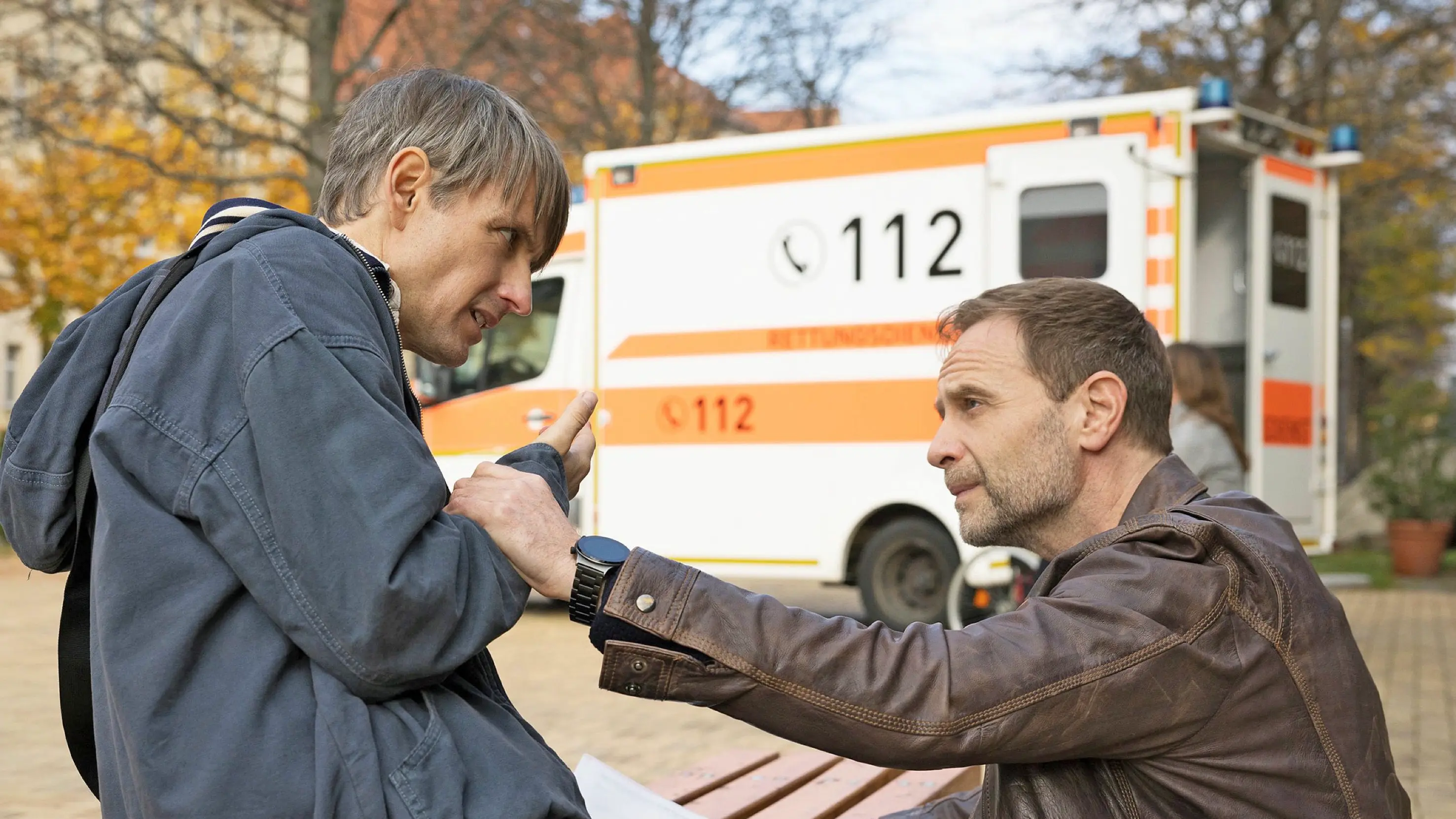 ARD/MDR IN ALLER FREUNDSCHAFT 1096, "Brief aus der Vergangenheit", am Dienstag (27.05.25) um 21:00 Uhr im ERSTEN. Ab 20.05.2025, 21:00 Uhr in der ARD-Mediathek.
Mirko Hoffmann (Axel Schreiber, li.) hat auf seinen großen Bruder Kai (Julian Weigend, re.) vor der Sachsenklinik gewartet. Als dieser da ist, hat Mirko plötzlich Nasenbluten, doch er will sich von Kai nicht helfen lassen.
© MDR/Saxonia Media/Rudolf Wernicke, honorarfrei - Verwendung gemäß der AGB im engen inhaltlichen, redaktionellen Zusammenhang mit genannter MDR-Sendung bei Nennung "Bild: MDR/Saxonia Media/Rudolf Wernicke" (S2+). MDR/HA Kommunikation, 04360 Leipzig, Tel: (0341) 300 6477 oder - 6463