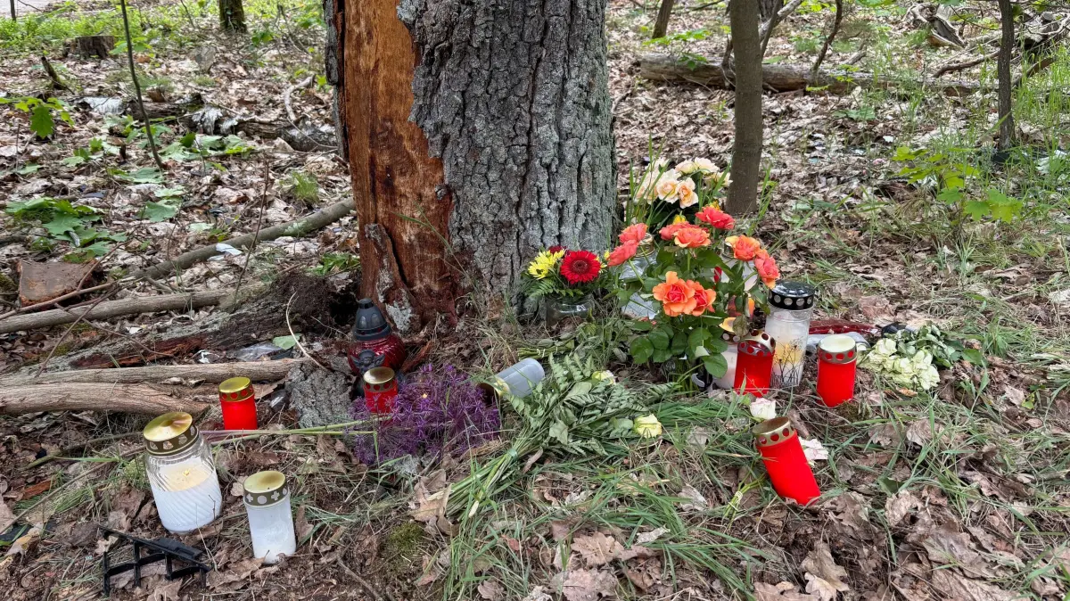 An der Unfallstelle an der B 115 zwischen Stannewisch und Rietschen stehen Blumen und Kerzen.